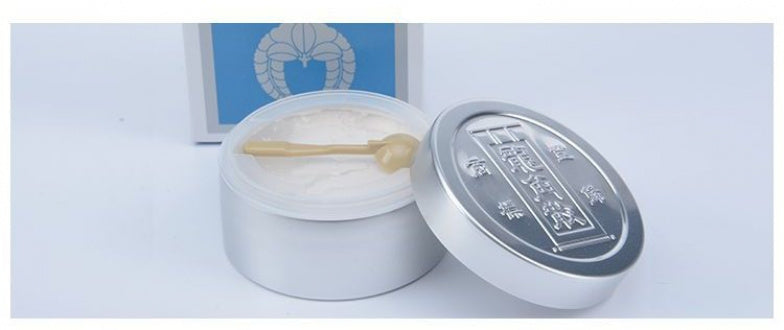 Ryukakusan Herbal Powder from Japan helps relieve sore throat, cough, and hoarseness with traditional herbal ingredients.